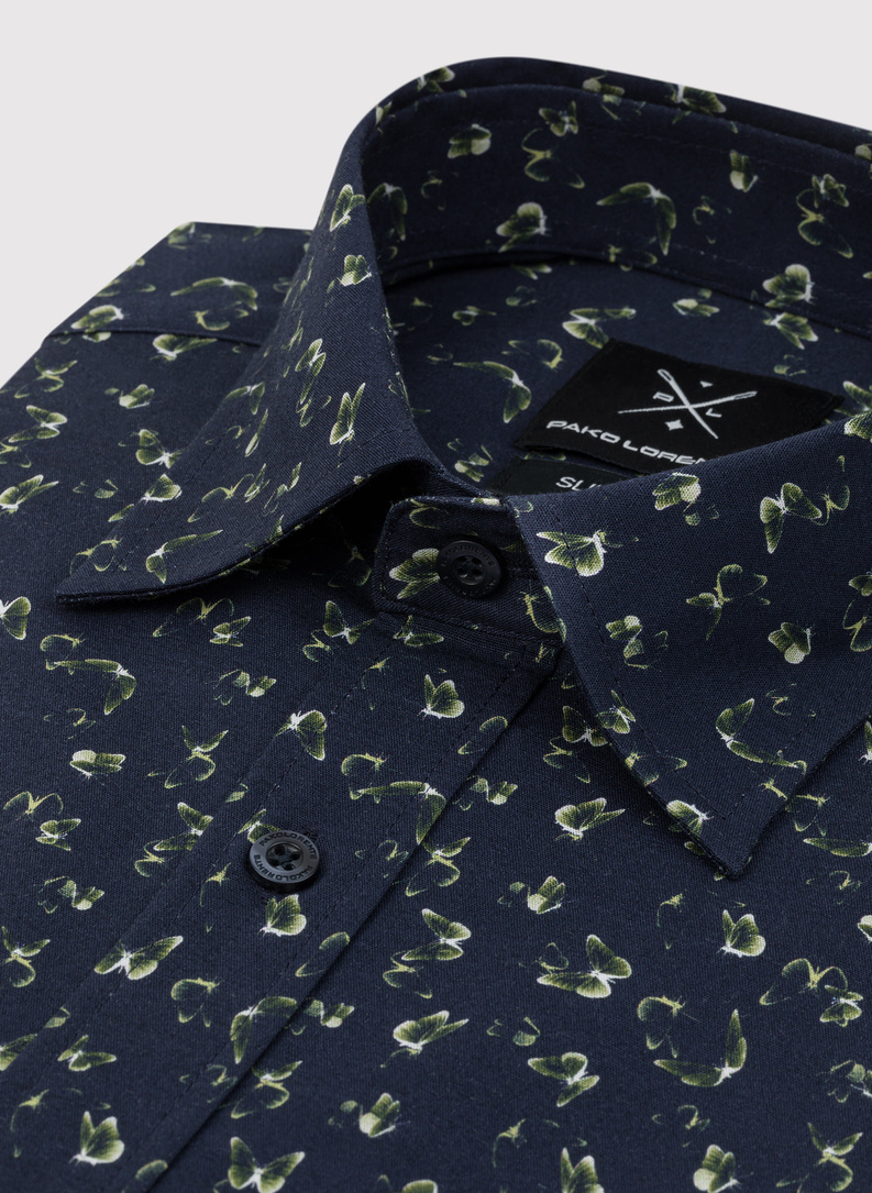 Tamsiai mėlyni vyriški marškiniai žaliais drugeliais