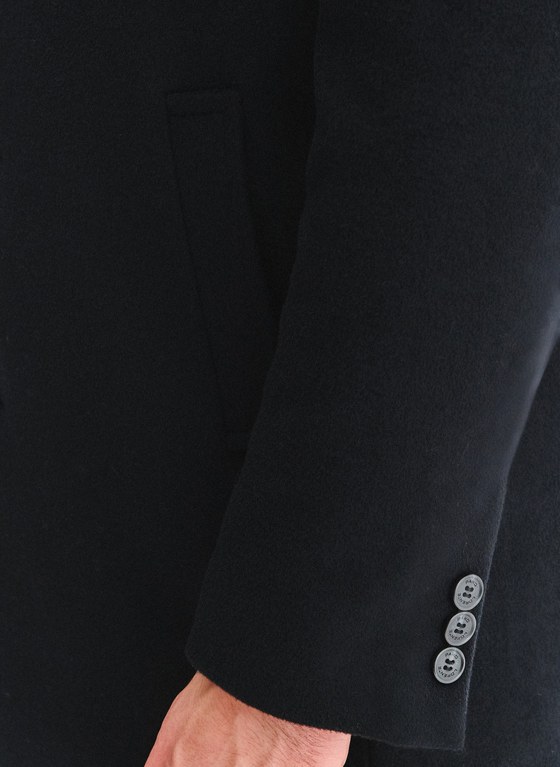 Juodas vyriškas lietpaltis su nusegama stačia apykakle