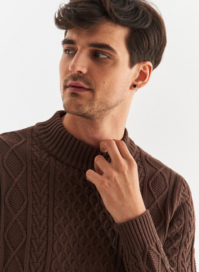 Bronzos spalvos pusgolfis pynutės raštu