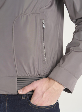 Šviesiai bronzinė trumpa vyriška striukė