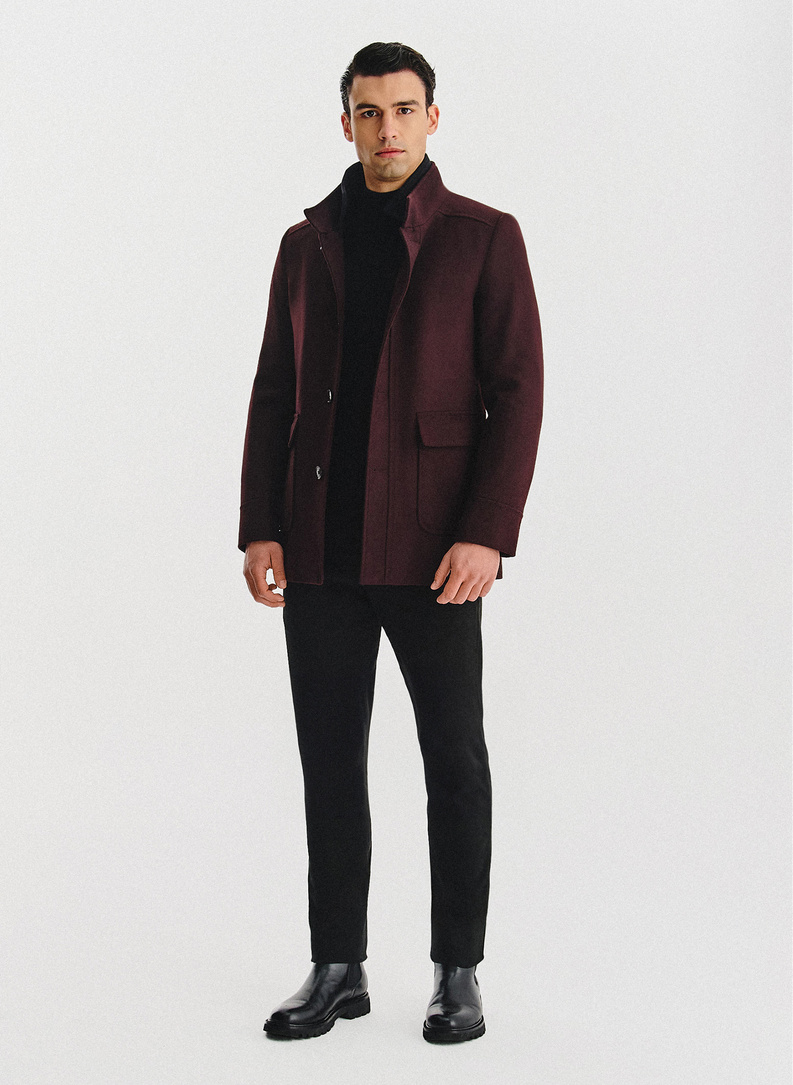 Tamsiai raudonas sagomis sagstomas lietpaltis