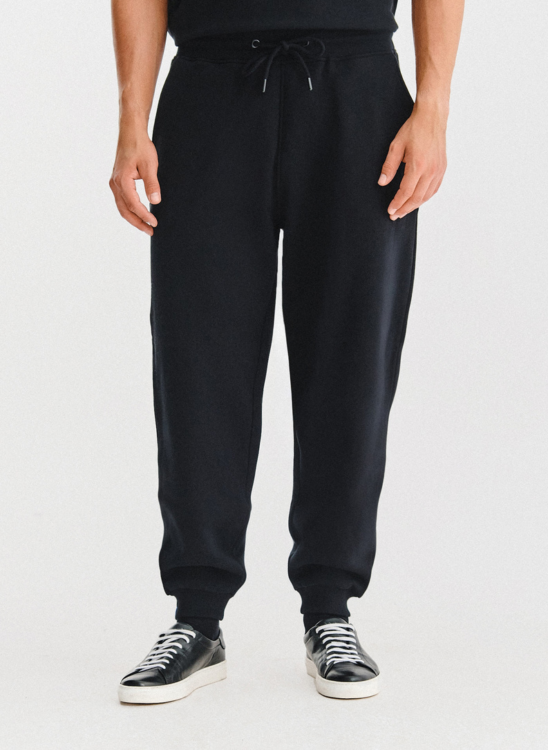 Juodos spalvos treninginės kelnės