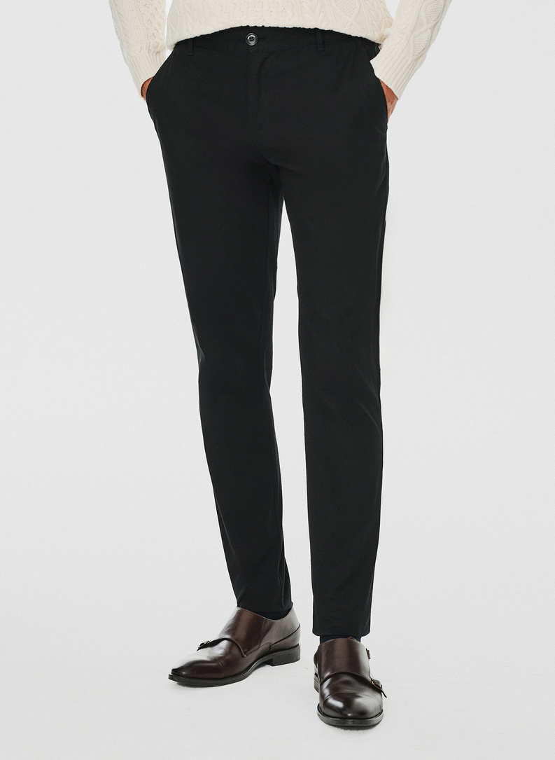 Juodos spalvos vyriškos kelnės be raštų