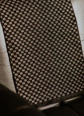 Juodas vyriškas šalikas su baltu žiedu su PL spaudu