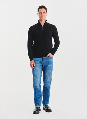 Juodas megztinis su prasegama stačia apykakle