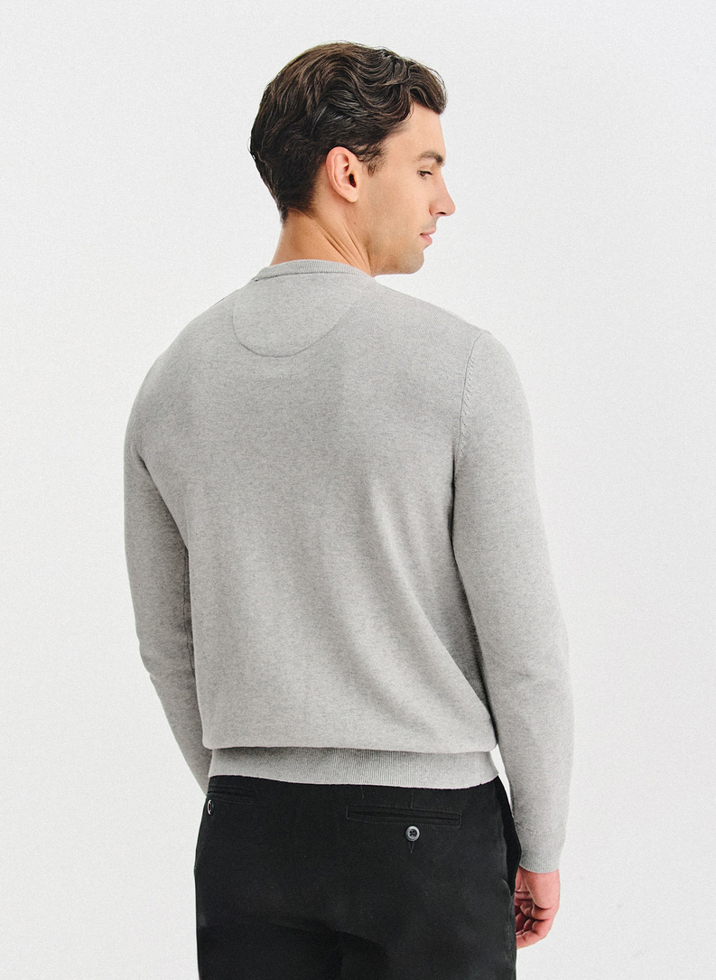 Pilkas medvilninis megztinis su kašmyru