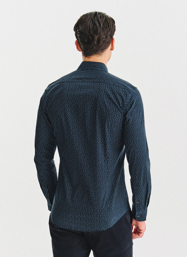 Tamsiai mėlyni marškiniai geometriniu raštu