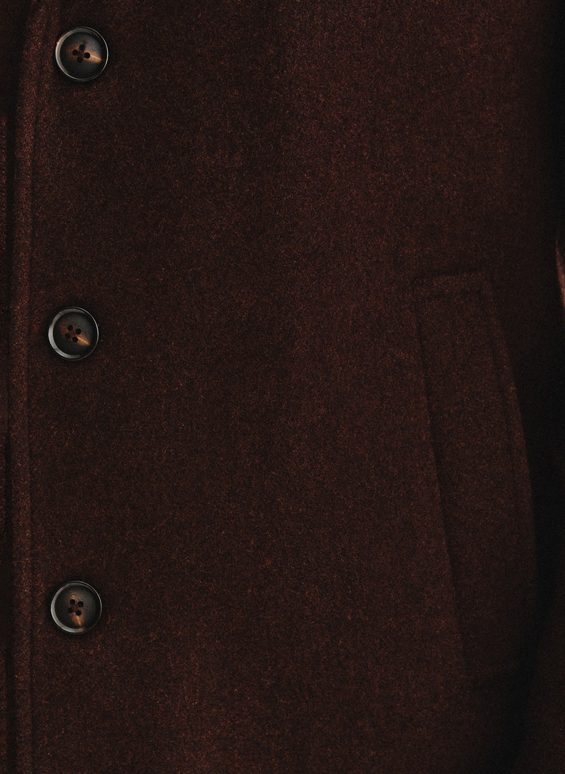 Rudas vyriškas lietpaltis su nusegama apykakle