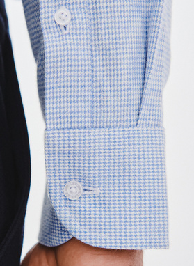 Juodi marškiniai skalikų dantų raštu