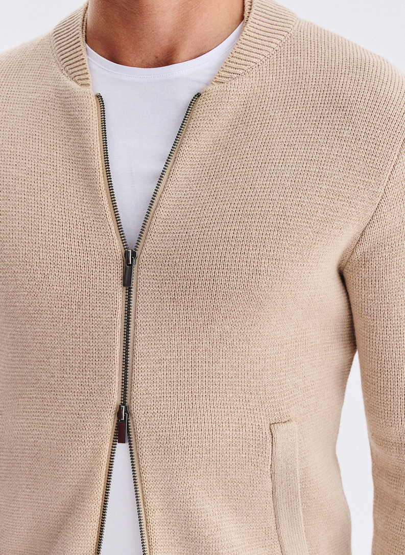 Smėlinės spalvos sagstomas kardiganas
