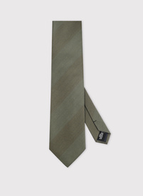 Žalias kaklaraištis juostomis