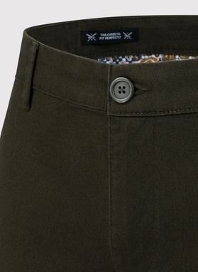 Žalios prigludusios vyriškos kelnės