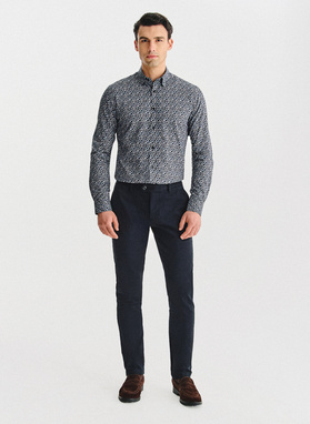 Juodi marškiniai smulkiu raštu