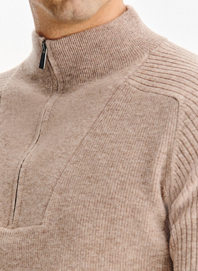 Smėlinis megztinis su prasegama stačia apykakle