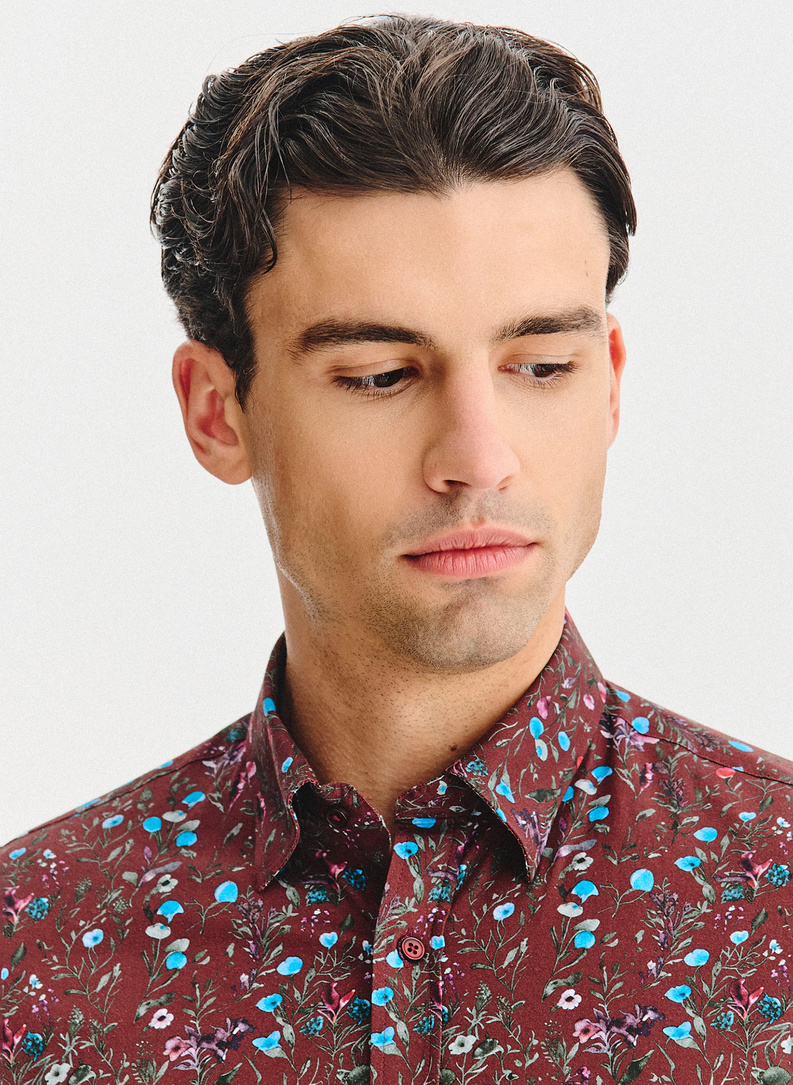 Tamsiai raudoni gėlėti marškiniai