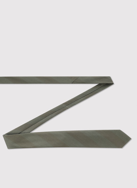 Žalias kaklaraištis juostomis