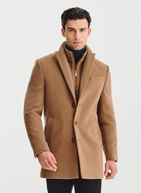 Rusvas vyriškas lietpaltis su nusegama stačia apykakle