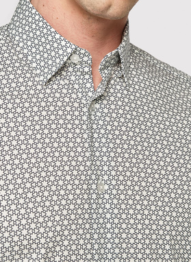 Balti vyriški marškiniai tamsiai mėlynu raštu