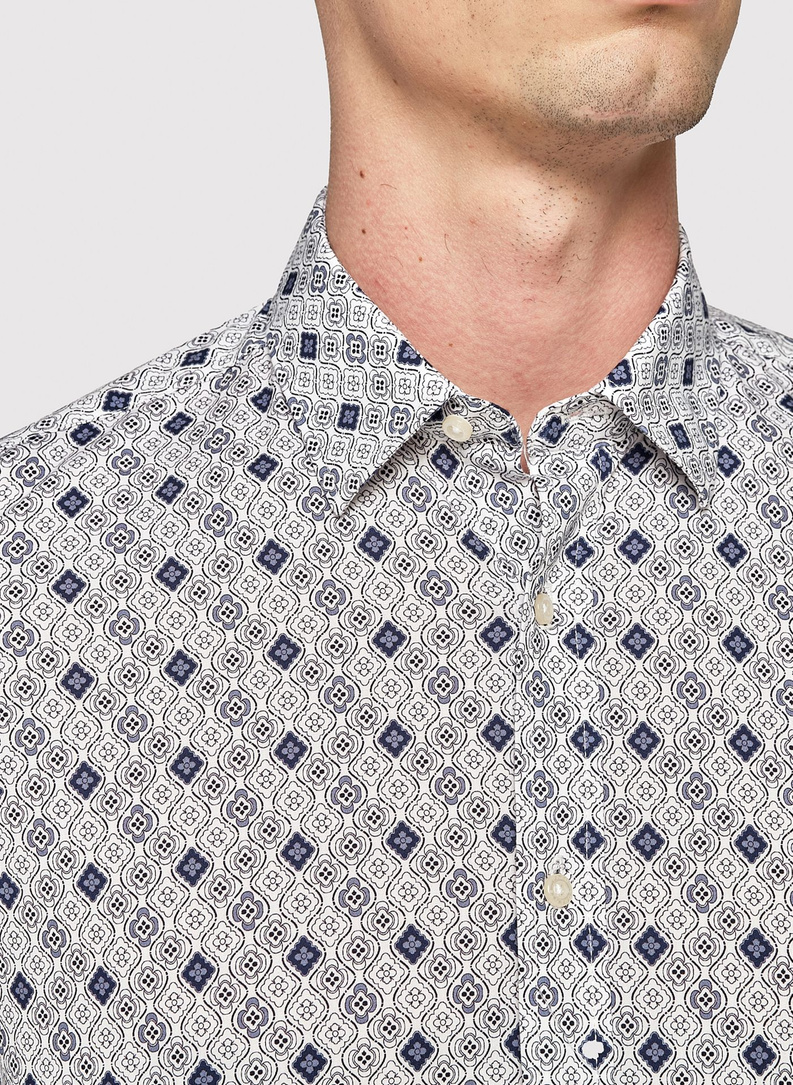 Baltos spalvos vyriški marškiniai tamsiai mėlynu raštu