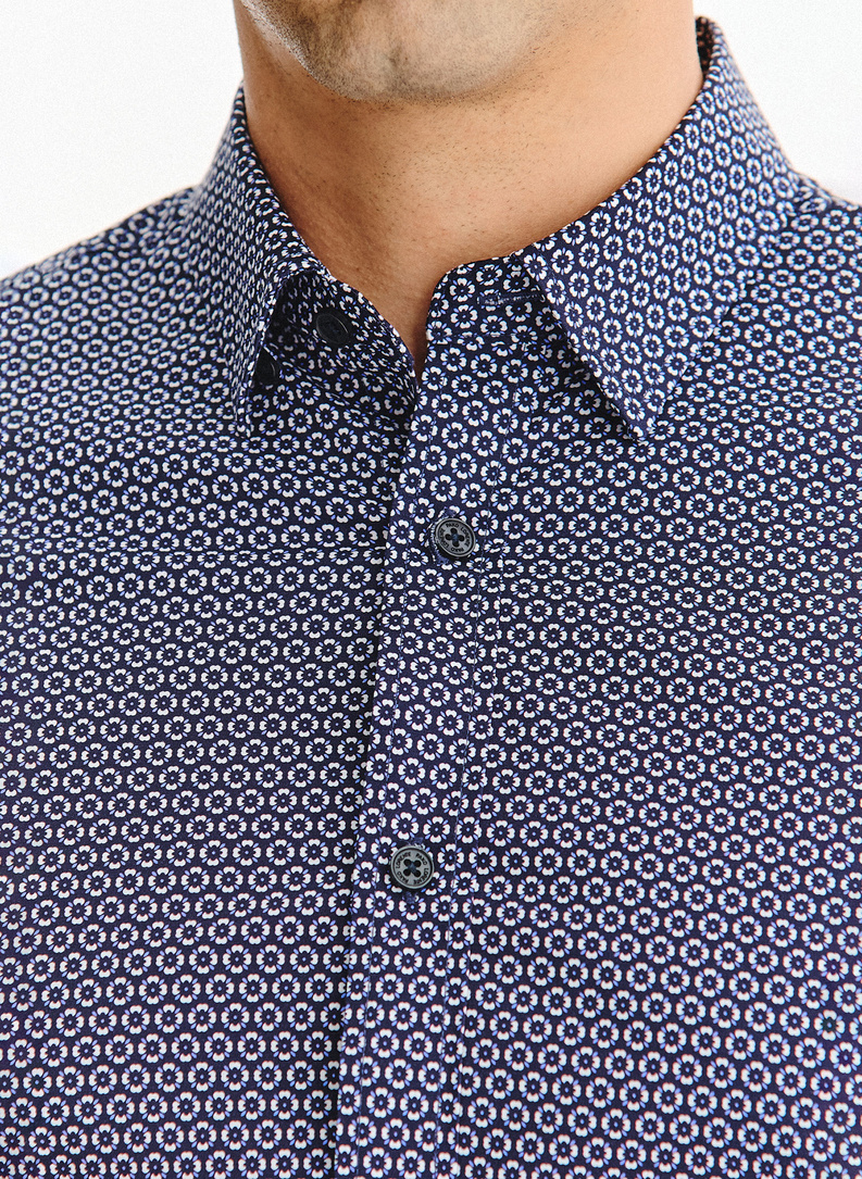 Tamsiai mėlyni gėlėti marškiniai