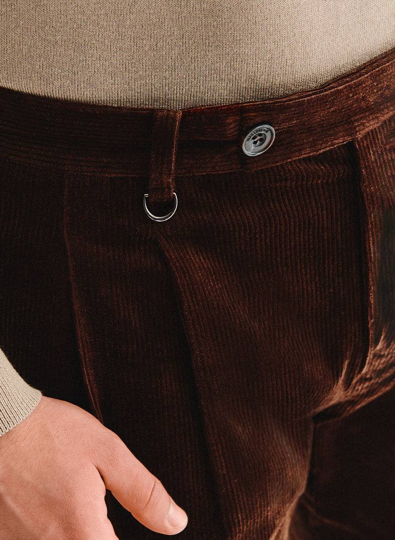 Rudos kelnės su klostėmis