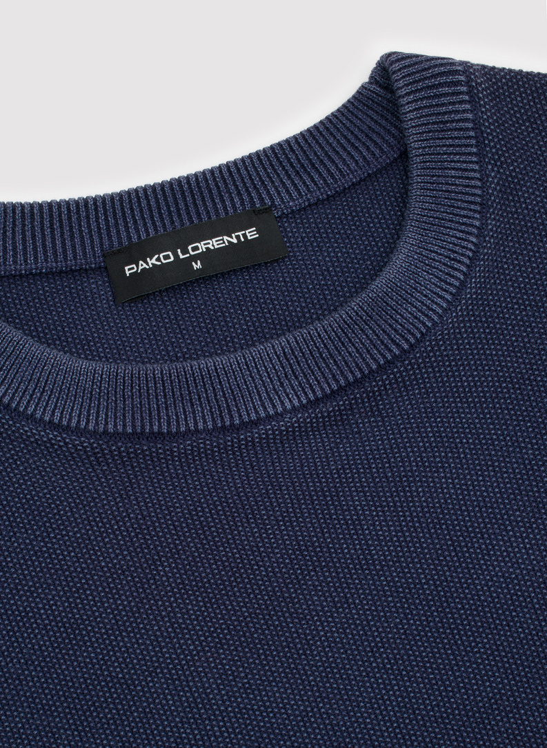 Vyriškas megztinis su O formos iškirpte