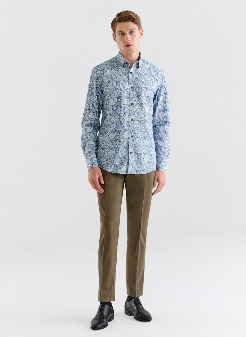 Marškiniai gėlių raštu tamsiai mėlyname fone