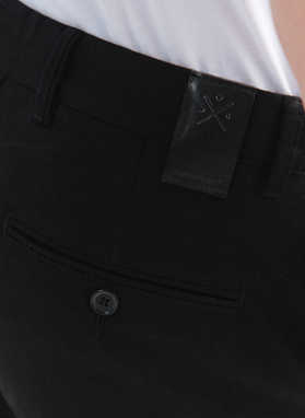 Juodos prigludusios vyriškos kelnės