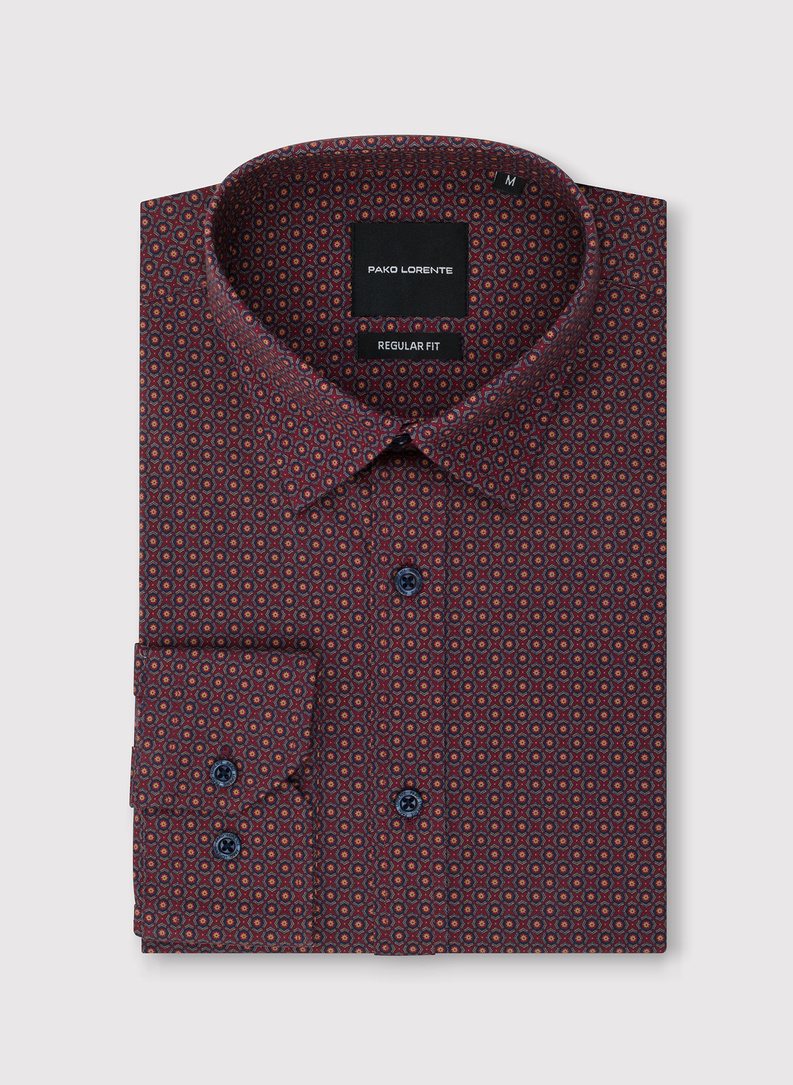 Tamsiai raudoni marškiniai geometriniu raštu