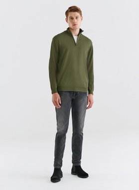 Žalias megztinis su užtrauktuku sagstoma aukšta stačia apykakle