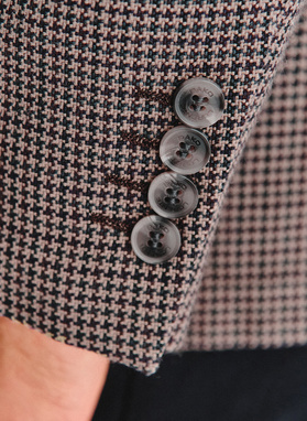 Vilnonis švarkas smulkiais langeliais