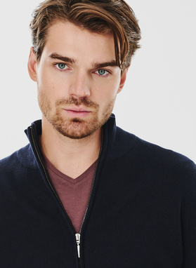 Tamsiai mėlynos spalvos sagstomas vyriškas megztinis