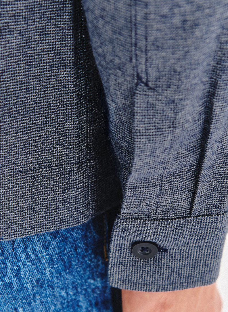 Tamsiai mėlyni viršutiniai marškiniai