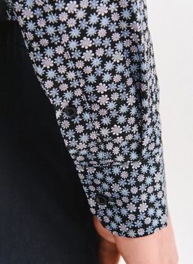 Juodi marškiniai smulkiu raštu