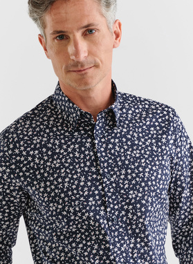 Tamsiai mėlyni vyriški marškiniai gėlytėmis