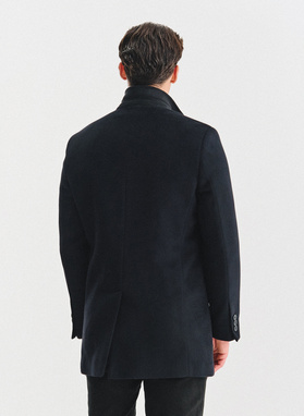 Juodas vyriškas lietpaltis su nusegama stačia apykakle