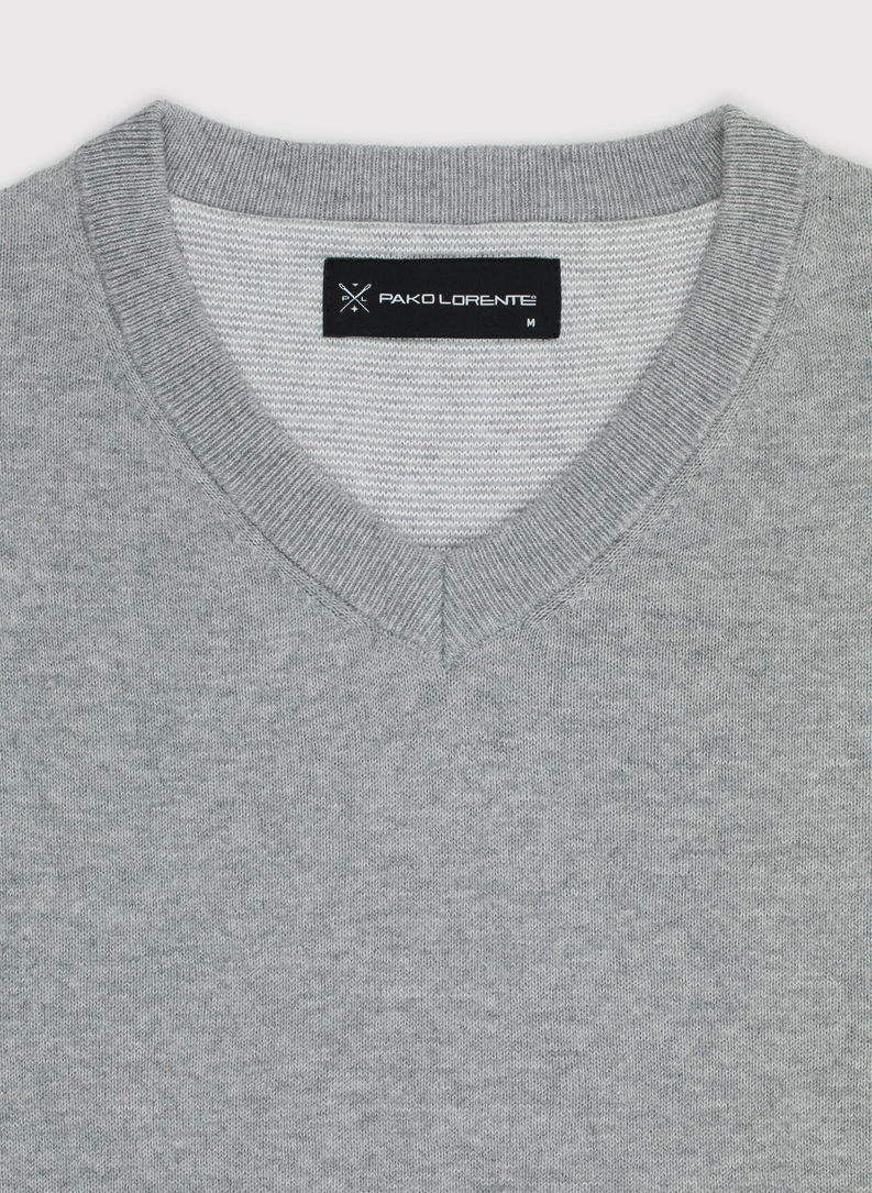 Šviesiai pilkas vyriškas megztinis V apykakle
