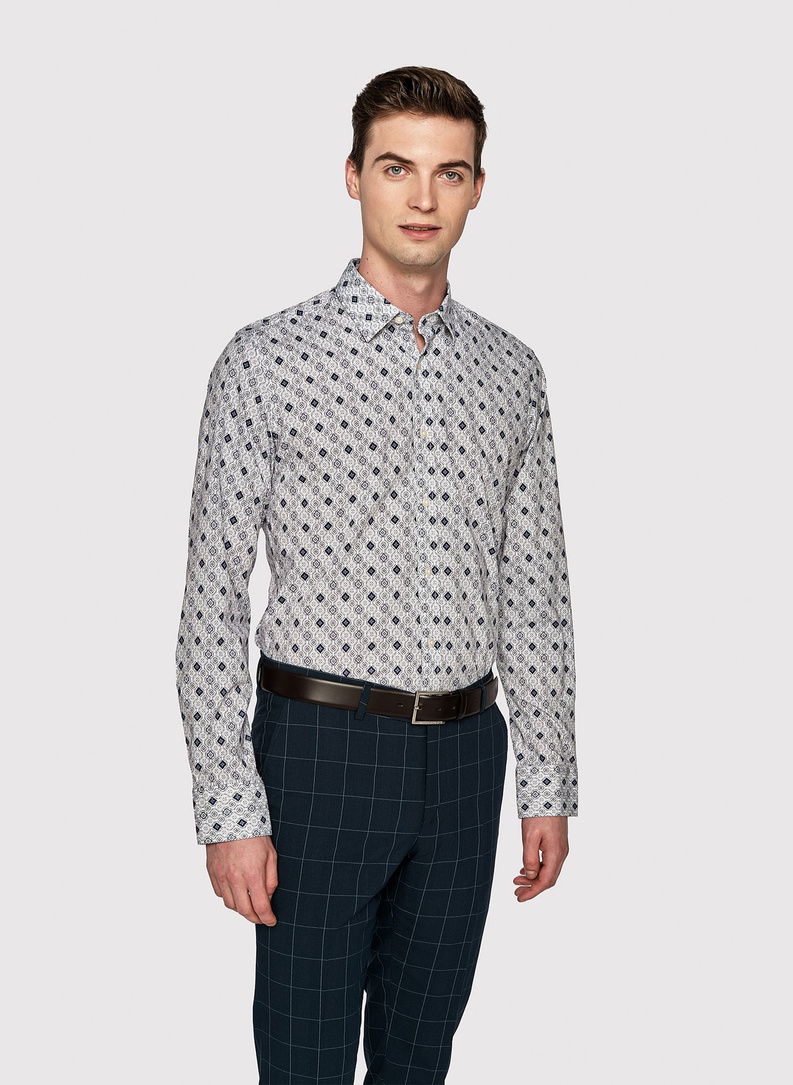 Baltos spalvos vyriški marškiniai tamsiai mėlynu raštu