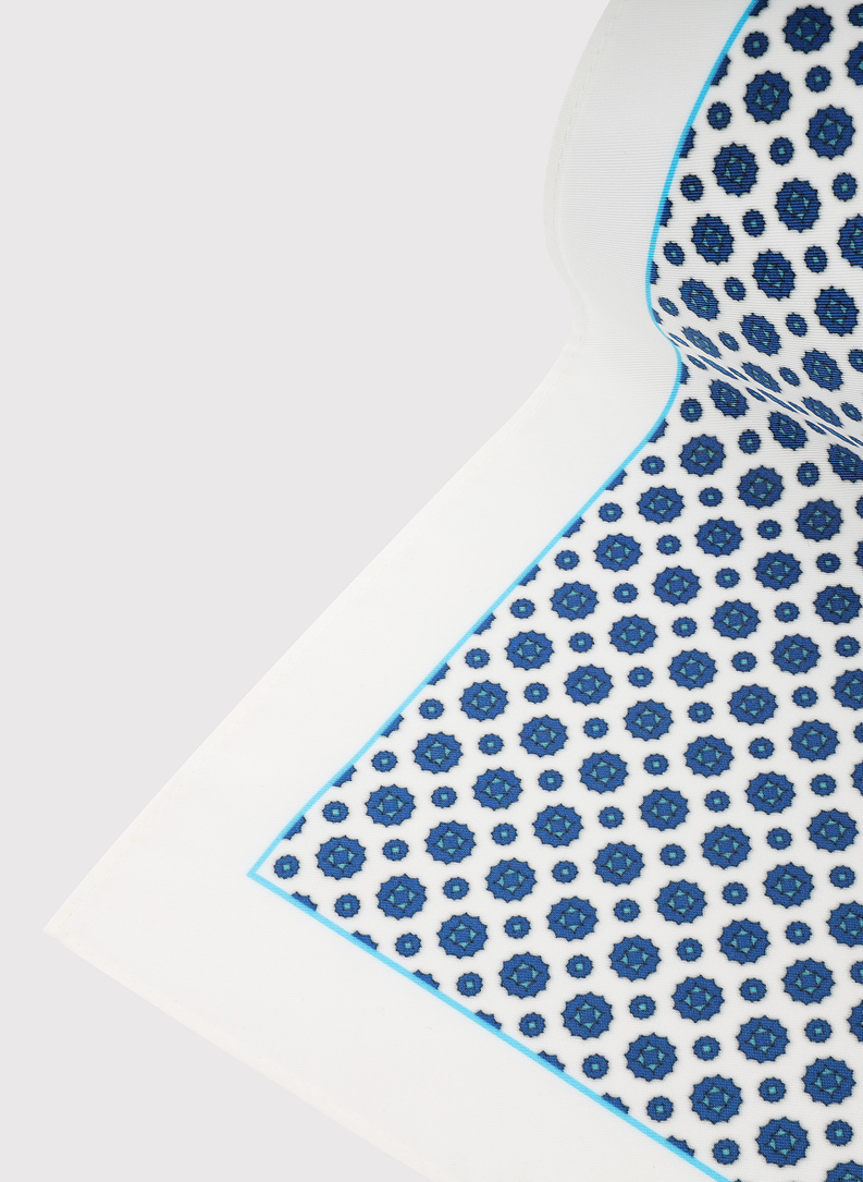 Balta kišeninė nosinaitė mikroraštu