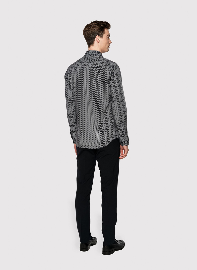 Tamsiai mėlyni vyriški marškiniai baltu raštu