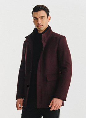 Tamsiai raudonas sagomis sagstomas lietpaltis