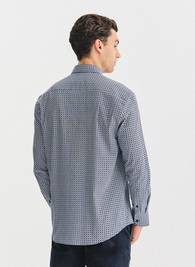 Tamsiai mėlyni marškiniai geometriniu raštu