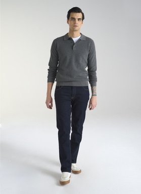 Pilkas vyriškas megztinis su apykakle