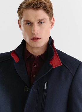 Tamsiai mėlynas vyriškas lietpaltis dviguba apykakle