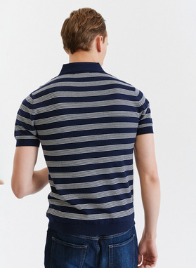 Tamsiai mėlyni dryžuoti polo marškinėliai