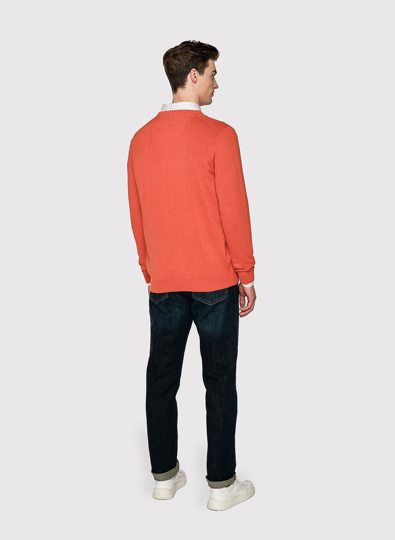 Oranžinės spalvos vyriškas megztinis V iškirpte