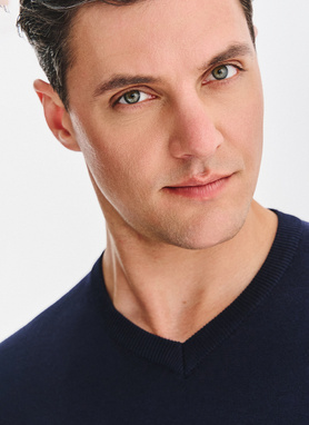 Tamsiai mėlynas vyriškas megztinis su V apykakle