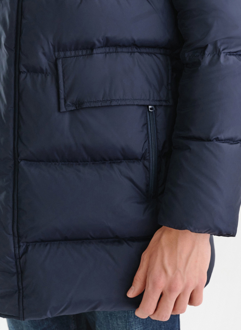 Tamsiai mėlyna ilga dygsniuota striukė