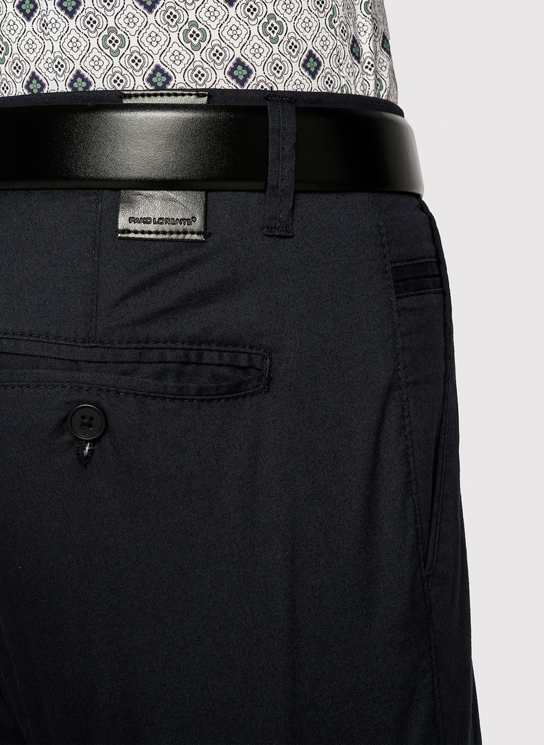 Tamsiai mėlynos vyriškos kelnės be raštų