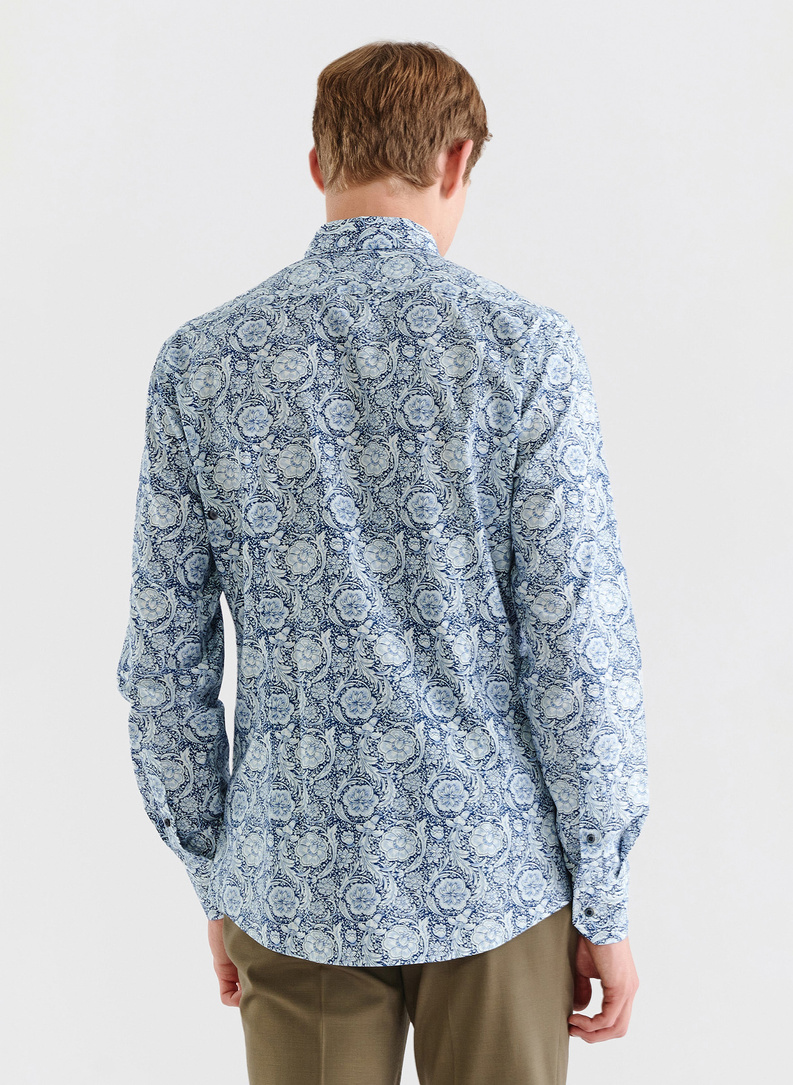 Marškiniai gėlių raštu tamsiai mėlyname fone